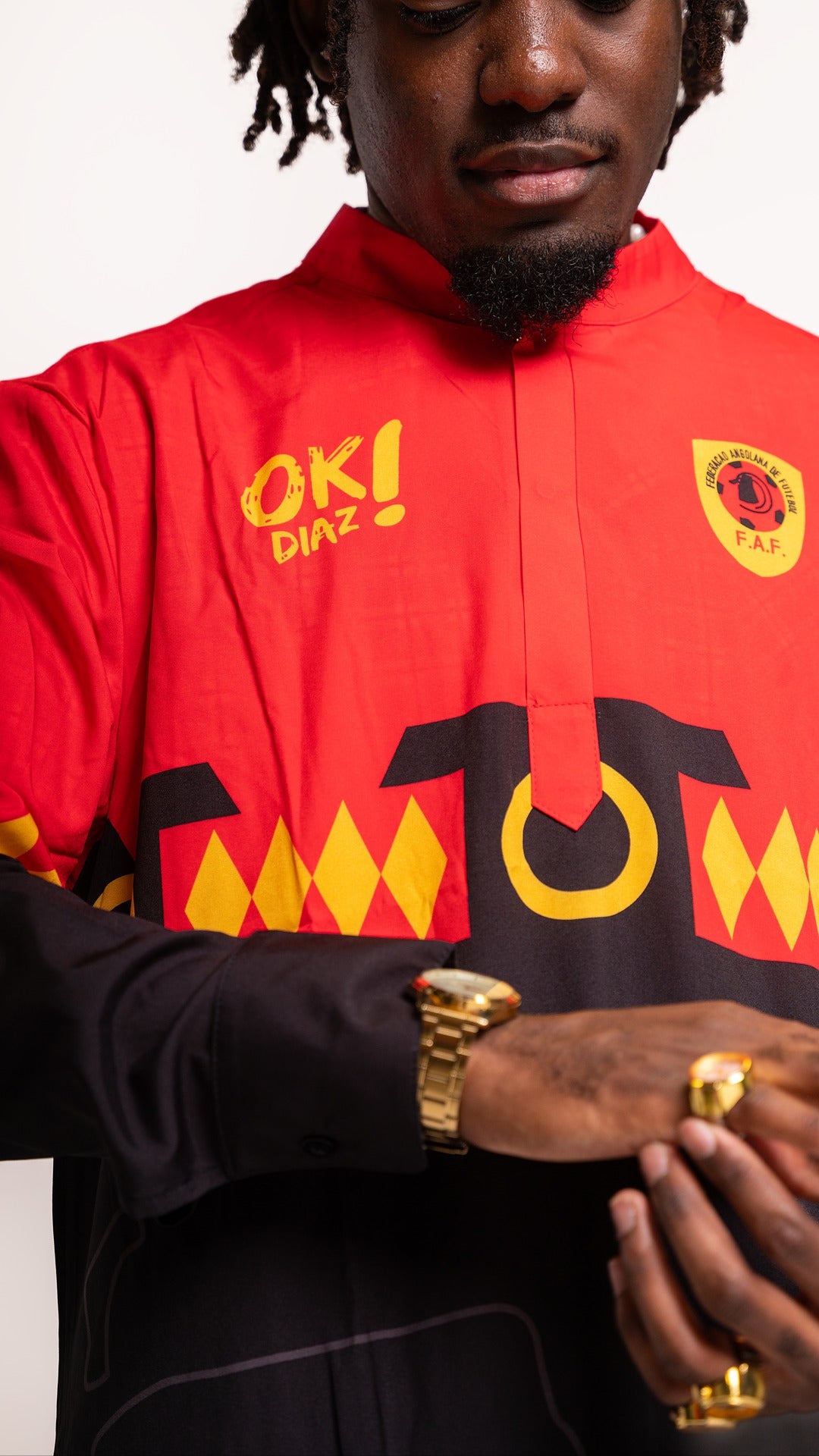 le modèle fait 1m75 et porte la 
taille S